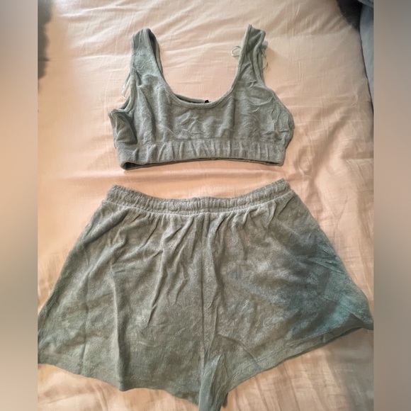 Short Set - Picture 2 of 2